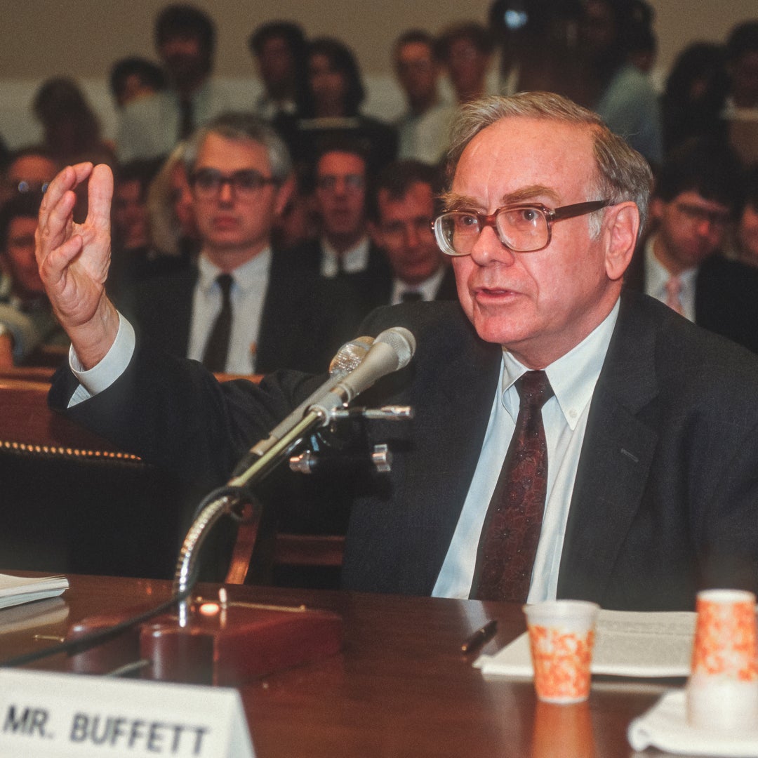 Image of Warren Buffett offers up three pieces of investment advice to keep in mind for long-term investors.