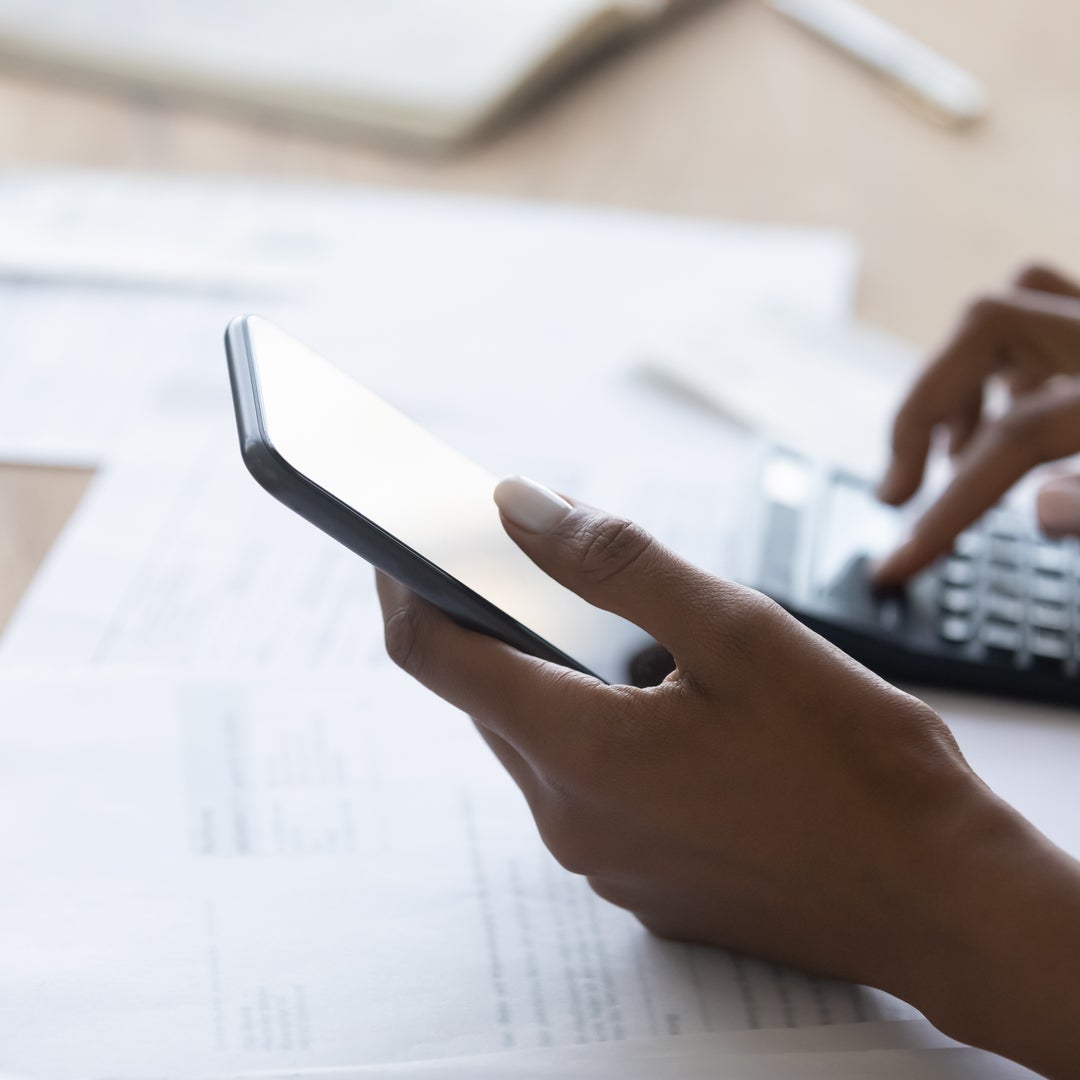 Image of ROI, or return on investment, is a measure that helps investors analyze and compare various investments and track their portfolio's performance.