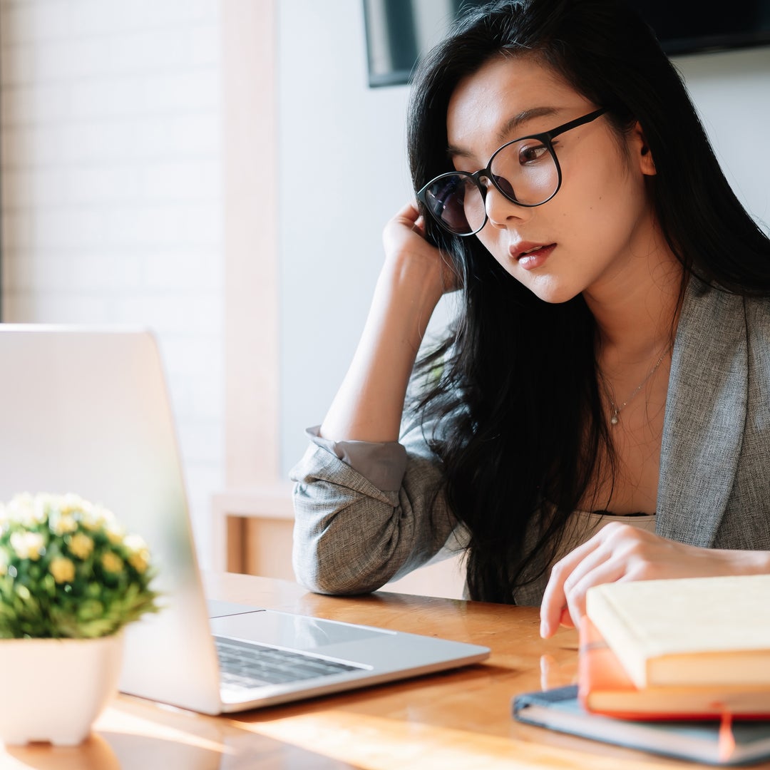 Image of An inverted yield curve is an economic indicator that a recession may be looming. Here's what causes it and why it matters.